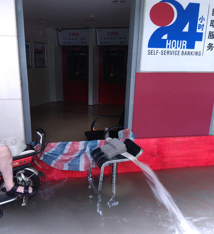 服務(wù)與責(zé)任同在    暴雨中堅(jiān)持前行     ——廣電銀通服務(wù)工程師堅(jiān)守洪澇災(zāi)害一線服務(wù)寫實(shí)記