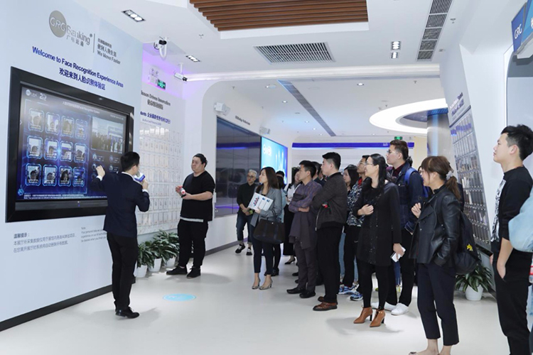 工銀私人銀行投資者走進(jìn)廣電運(yùn)通 網(wǎng)點(diǎn)轉(zhuǎn)型與區(qū)塊鏈技術(shù)成關(guān)注點(diǎn)